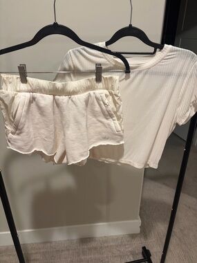 ALO Yoga Ivory Set - Dolphin Short & Ribbed Sea Coast Cropped Tee